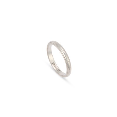 Lot 1036 - A BAND RING