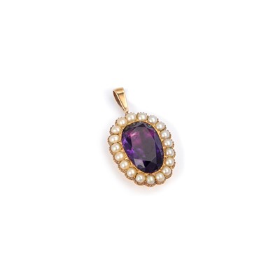 Lot 982 - AN AMETHYST AND SPLIT PEARL CLUSTER PENDANT