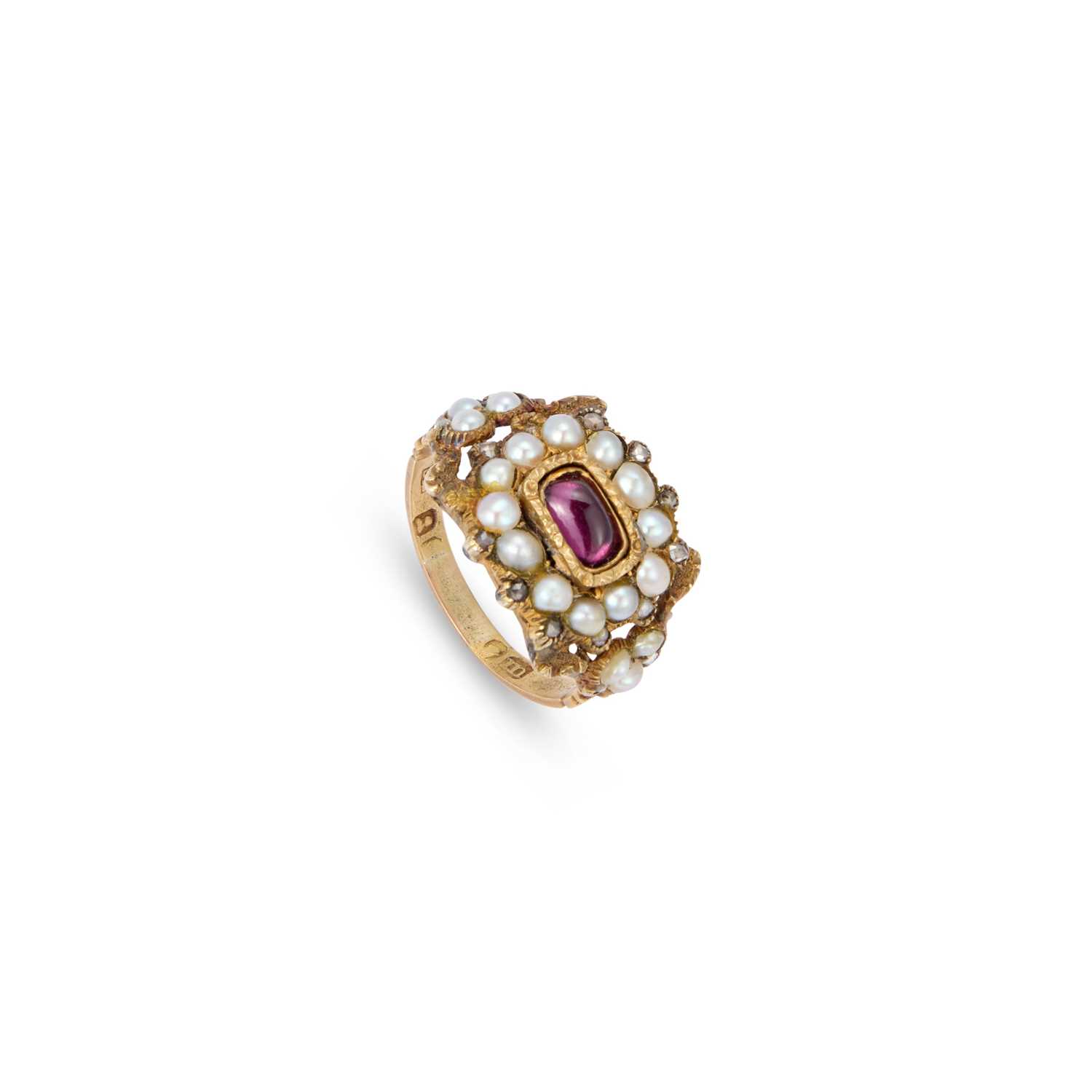 Lot 980 - A GEORGIAN GARNET, SEED PEARL AND DIAMOND CLUSTER RING