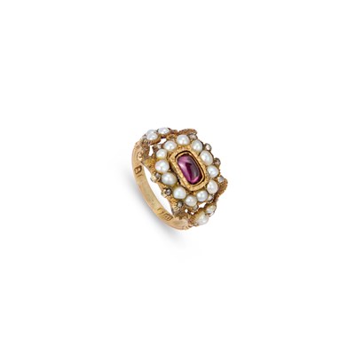 Lot 980 - A GEORGIAN GARNET, SEED PEARL AND DIAMOND CLUSTER RING