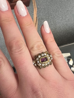 Lot 980 - A GEORGIAN GARNET, SEED PEARL AND DIAMOND CLUSTER RING
