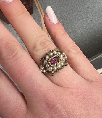 Lot 980 - A GEORGIAN GARNET, SEED PEARL AND DIAMOND CLUSTER RING