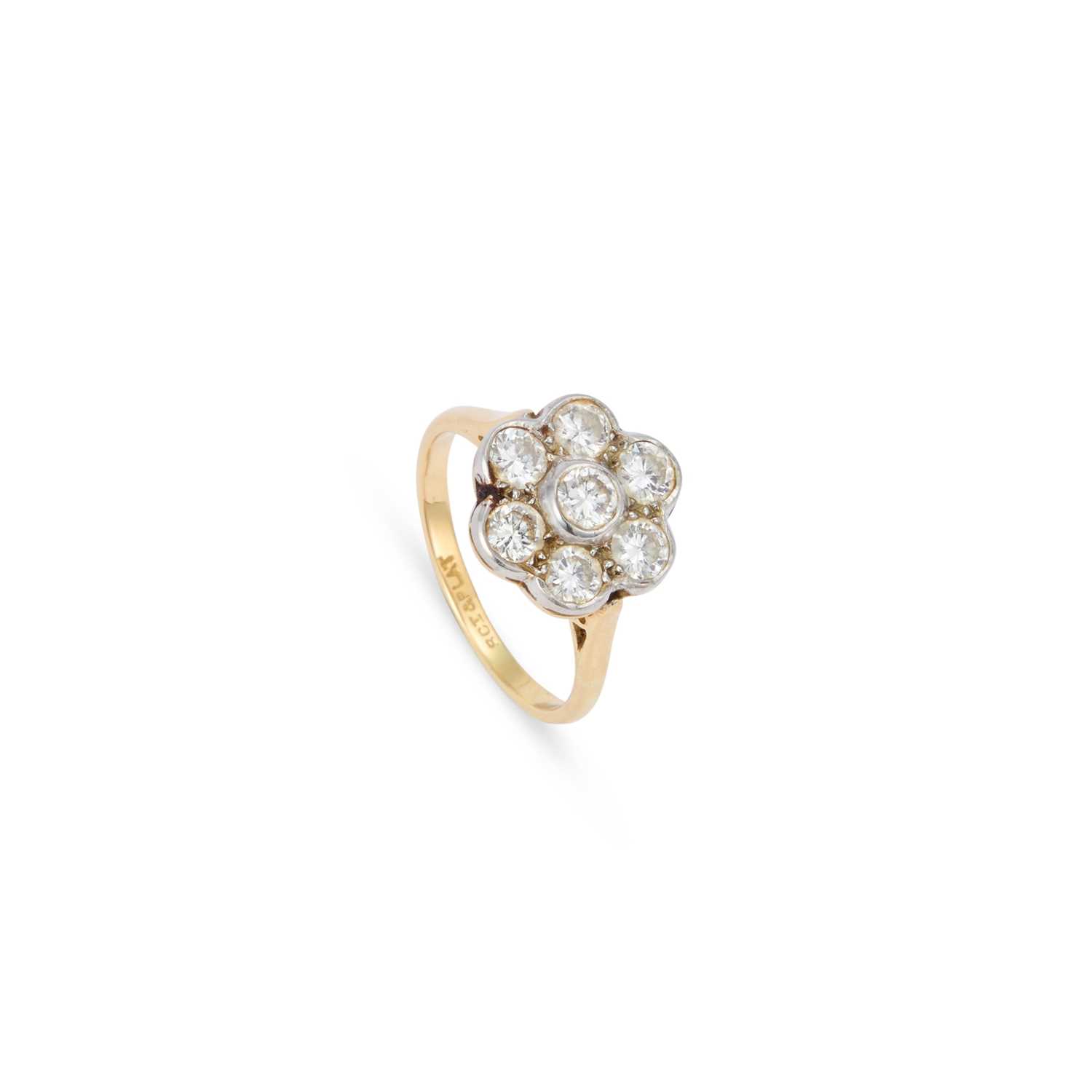 Lot 961 - A DIAMOND CLUSTER RING