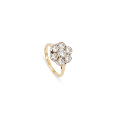 Lot 961 - A DIAMOND CLUSTER RING