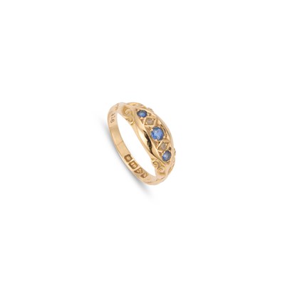 Lot 979 - AN 18 CARAT GOLD SAPPHIRE AND DIAMOND RING