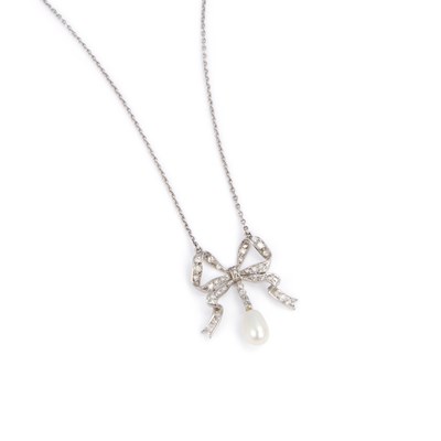 Lot 978 - A CULTURED PEARL AND DIAMOND RIBBON BOW PENDANT NECKLACE