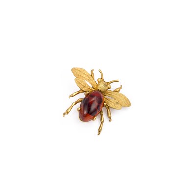 Lot 1012 - AN AMBER INSECT BROOCH