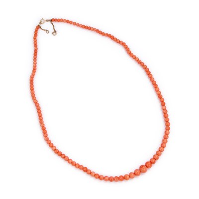 Lot 986 - A GRADUATED SINGLE STRAND CORAL BEAD NECKLACE