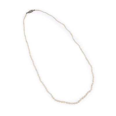 Lot 1014 - AN EARLY 20TH CENTURY SINGLE STAND PEARL NECKLACE, WITH AN OLD-CUT DIAMOND CLASP