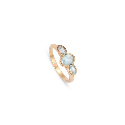 Lot 977 - A THREE STONE BLUE TOPAZ RING