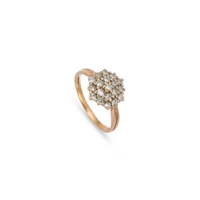 Lot 870 - A 9 CARAT GOLD DIAMOND CLUSTER RING