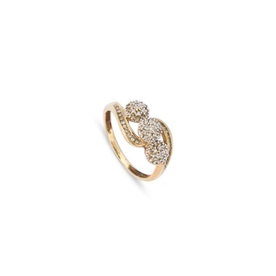 Lot 851 - A 9 CARAT GOLD DIAMOND TRIPLE CLUSTER RING