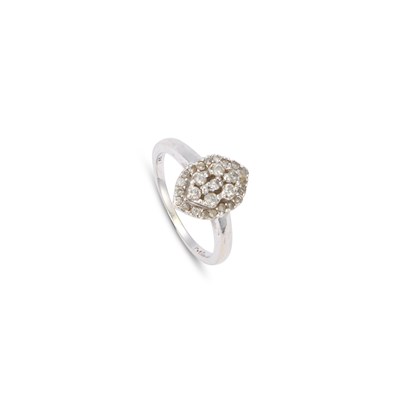 Lot 862 - A DIAMOND NAVETTE RING