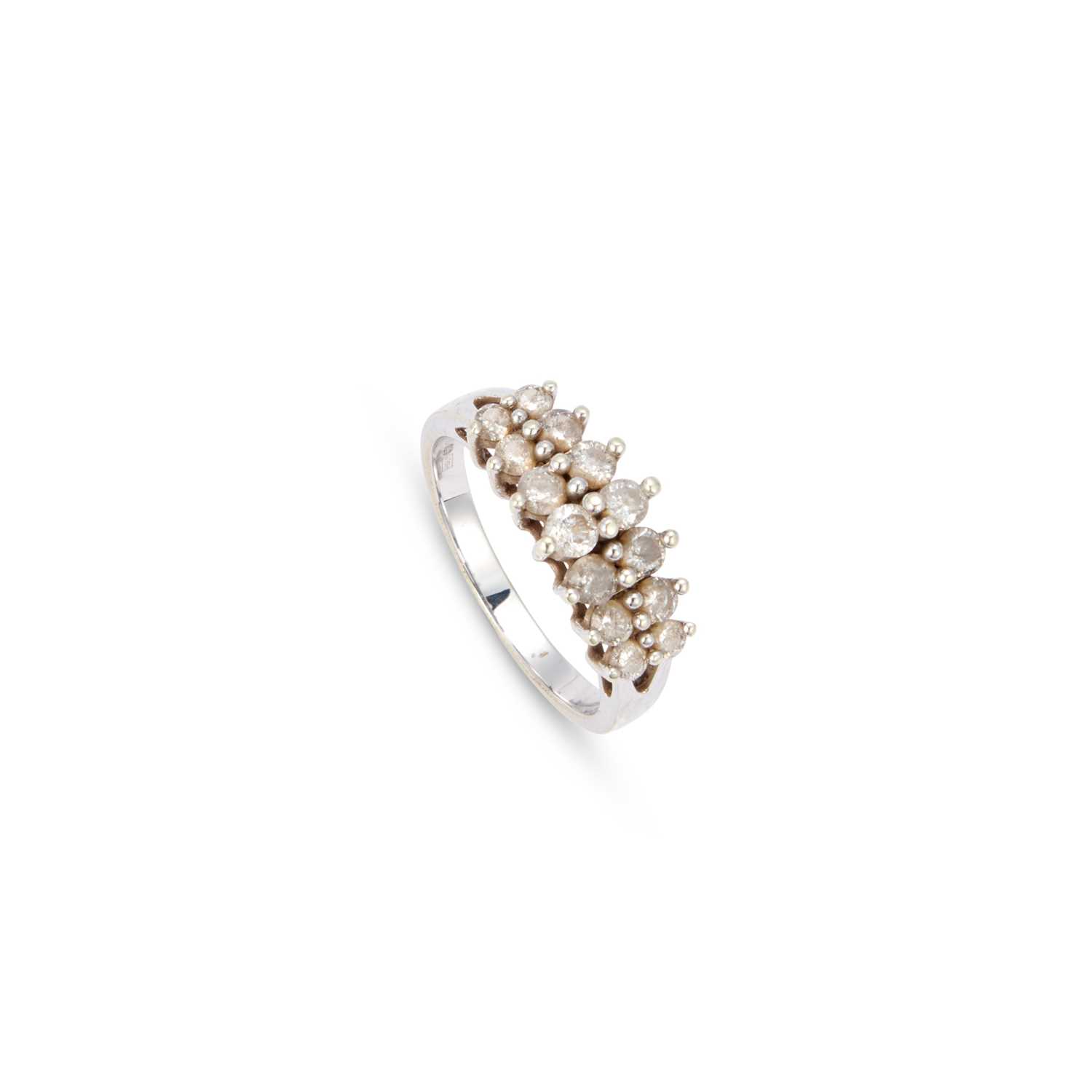 Lot 476 - A 9 CARAT WHITE GOLD DIAMOND RING