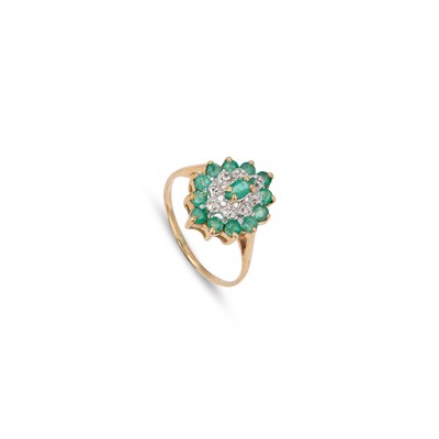 Lot 956 - AN EMERALD AND DIAMOND CLUSTER RING