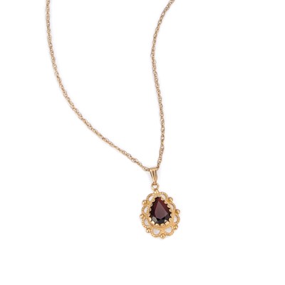 Lot 873 - A 9 CARAT GOLD GARNET PENDANT ON CHAIN
