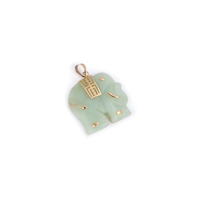 Lot 920 - A CARVED JADE ELEPHANT PENDANT