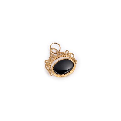 Lot 865 - A 9 CARAT GOLD ONYX AND CARNELIAN SWIVEL FOB