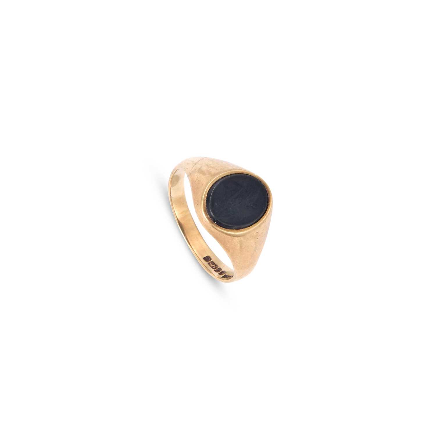 Lot 1038 - A 9 CARAT GOLD ONYX SIGNET RING