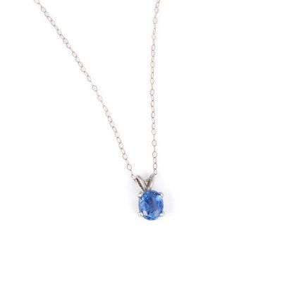 Lot 897 - A 9 CARAT WHITE GOLD SOLITAIRE SAPPHIRE PENDANT ON CHAIN