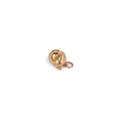 Lot 1037 - A 9 CARAT GOLD SHELL CHARM