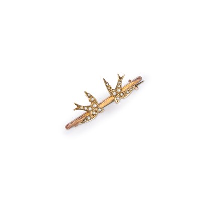 Lot 1009 - AN EARLY 20TH CENTURY 9 CARAT GOLD SEED PEARL SWALLOW BAR BROOCH