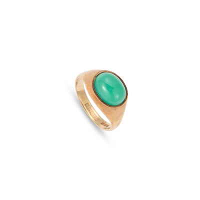 Lot 1043 - A 9 CARAT GOLD SOLITAIRE CABOCHON CHRYSOPRASE RING