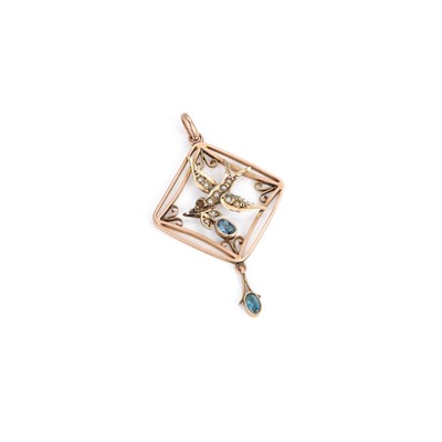 Lot 1016 - AN EARLY 20TH CENTURY AQUAMARINE AND SEED PEARL PENDANT