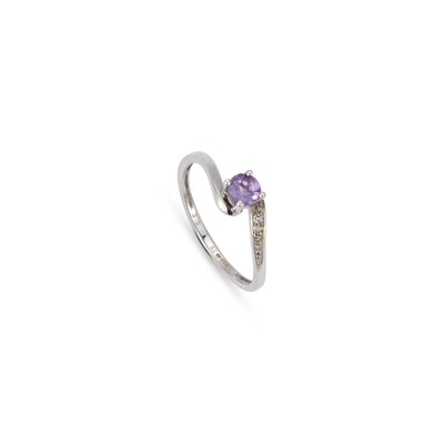 Lot 903 - A 9 CARAT WHITE GOLD AMETHYST AND DIAMOND CROSSOVER RING