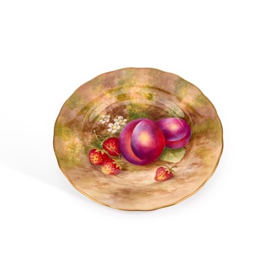 Lot 147 - A ROYAL WORCESTER FRUIT PAINTED PLATE