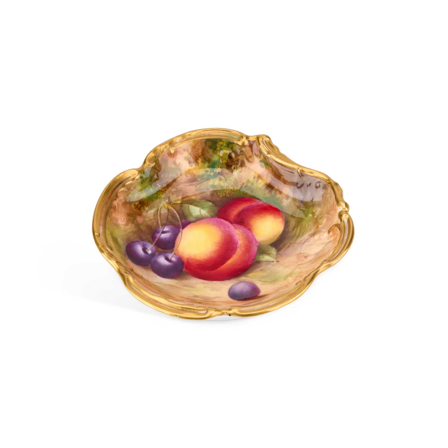 Lot 135 - A ROYAL WORCESTER FRUIT PAINTED DISH