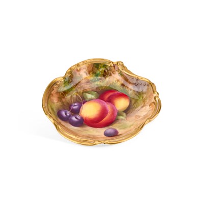 Lot 135 - A ROYAL WORCESTER FRUIT PAINTED DISH