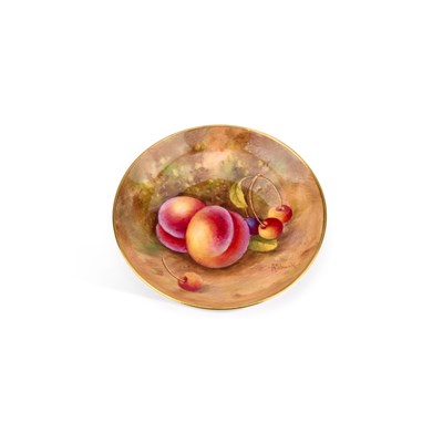 Lot 124 - A SMALL ROYAL WORCESTER FRUIT PAINTED DISH