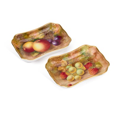 Lot 126 - A NEAR PAIR OF ROYAL WORCESTER FRUIT PAINTED DISHES