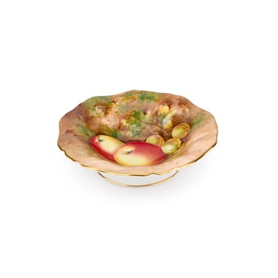 Lot 141 - A ROYAL WORCESTER FRUIT PAINTED DISH