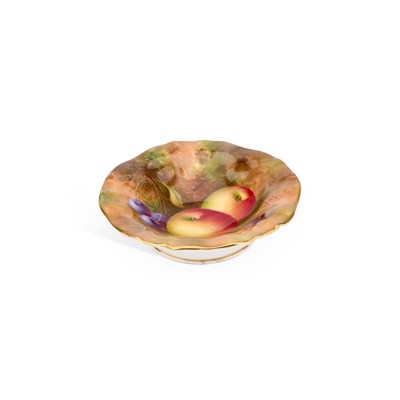 Lot 128 - A SMALL ROYAL WORCESTER FRUIT PAINTED DISH