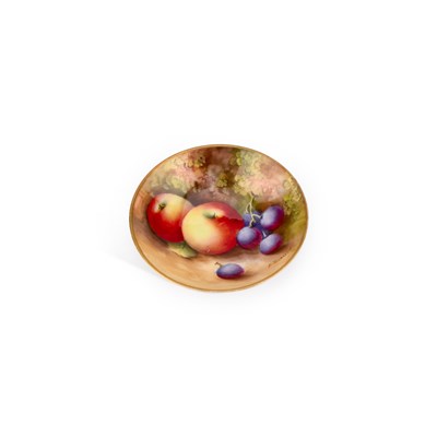 Lot 155 - A SMALL ROYAL WORCESTER FRUIT PAINTED DISH