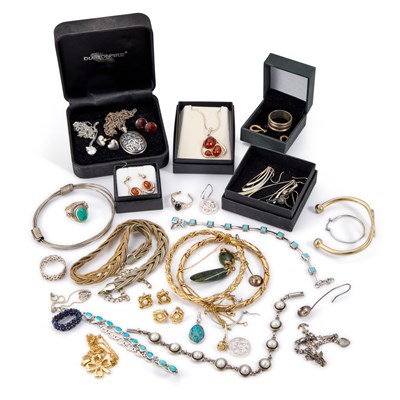 Lot 864 - A GROUP OF SILVER AND COSTUME JEWELLERY