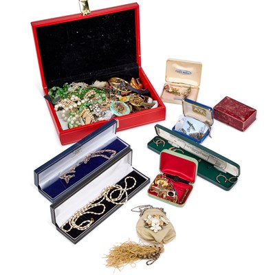 Lot 824 - A GROUP OF COSTUME JEWELLERY