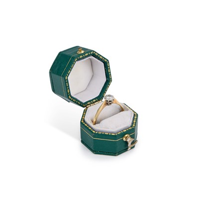 Lot 938 - A SOLITAIRE DIAMOND RING