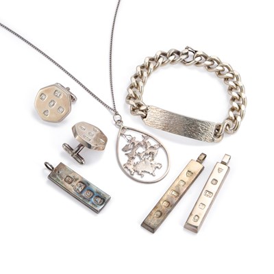 Lot 931 - A GROUP OF SILVER JEWELLERY