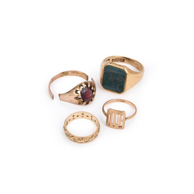 Lot 885 - A GROUP OF RINGS
