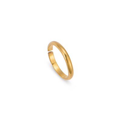 Lot 1045 - A 22 CARAT GOLD BAND RING