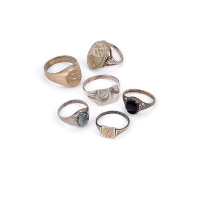 Lot 861 - A GROUP OF SIGNET AND OTHER RINGS