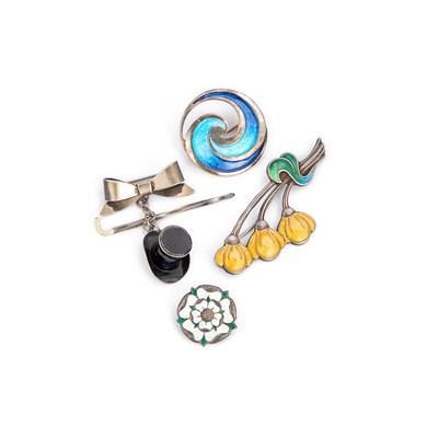 Lot 1042 - A GROUP OF ENAMEL JEWELLERY