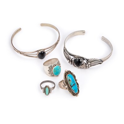 Lot 965 - A GROUP OF NAVAJO NATIVE AMERICAN JEWELLERY