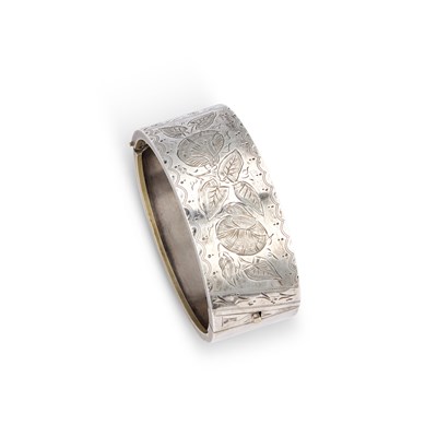 Lot 983 - A VICTORIAN AESTHETIC MOVEMENT HINGE OPENING CUFF BANGLE