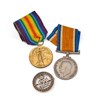 Lot 21 - A FIRST WORLD WAR MEDAL PAIR WITH A SILVER WAR BADGE