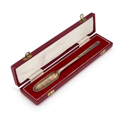 Lot 588 - AN ELIZABETH II SILVER MARROW SCOOP