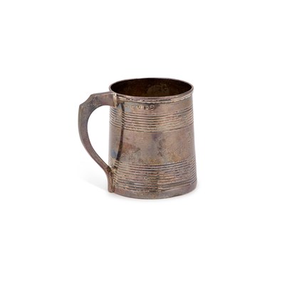 Lot 776 - A GEORGE III SILVER MUG